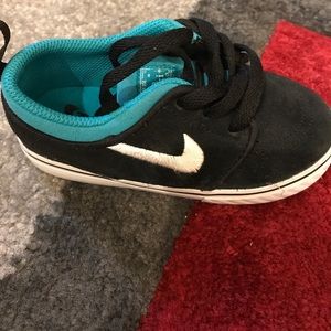 Barely worn nike sneakers